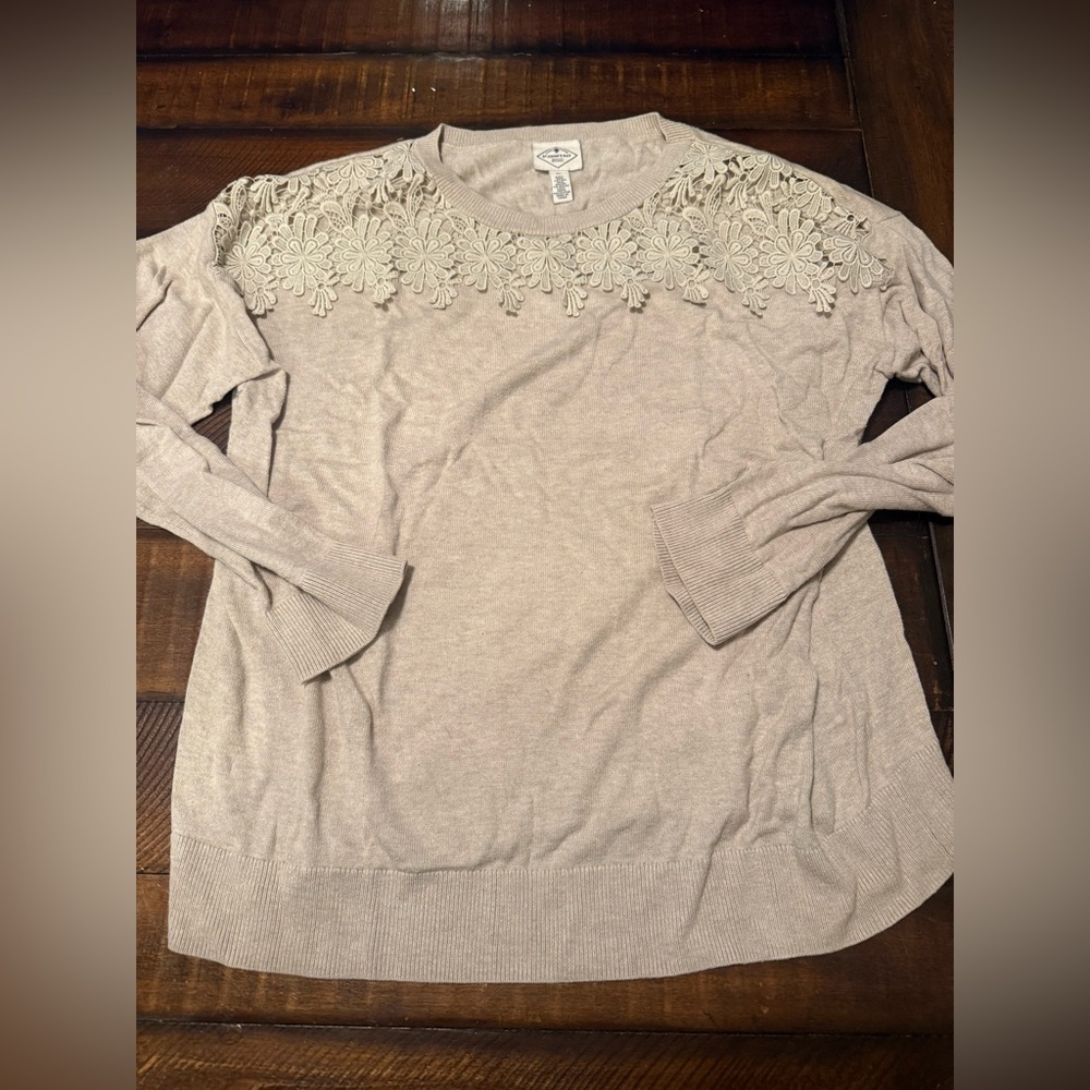 Size XL women’s St. John’s‎ bay sweater with lace decal